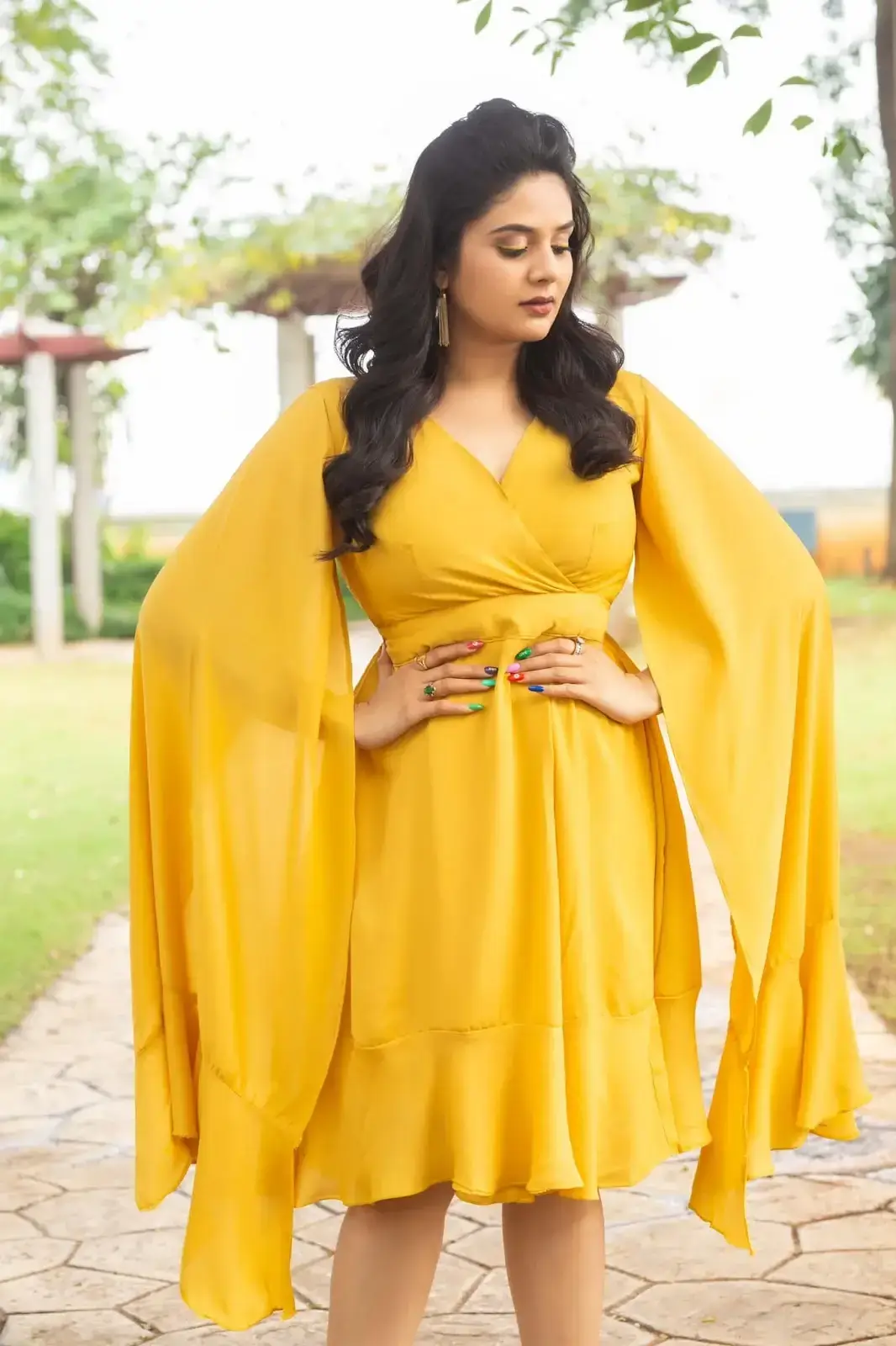 INDIAN TV ACTRESS SREEMUKHI LONG LEGS SHOW IN YELLOW FROCK 4